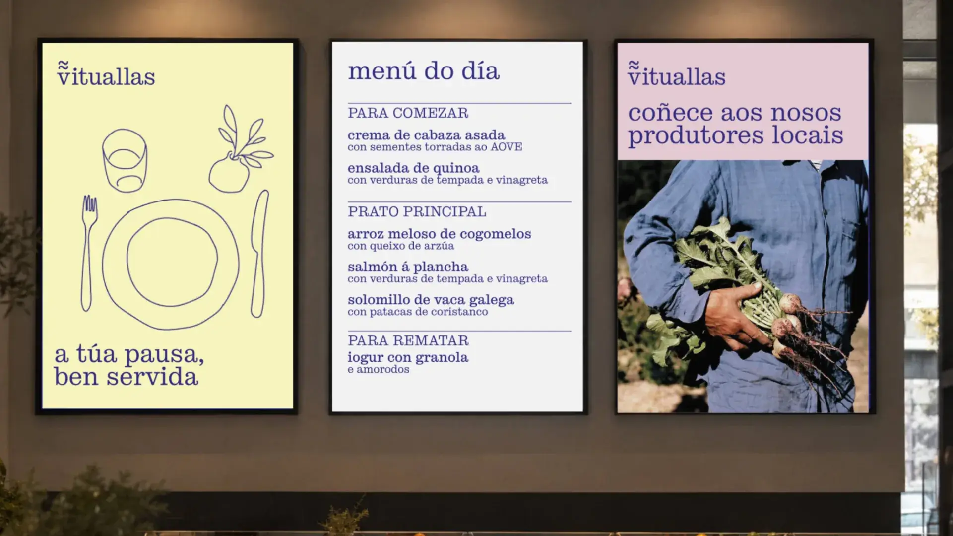 Tres carteles enmarcados en la pared de un comedor: una ilustración de un plato, el menú del día y una foto de un productor.