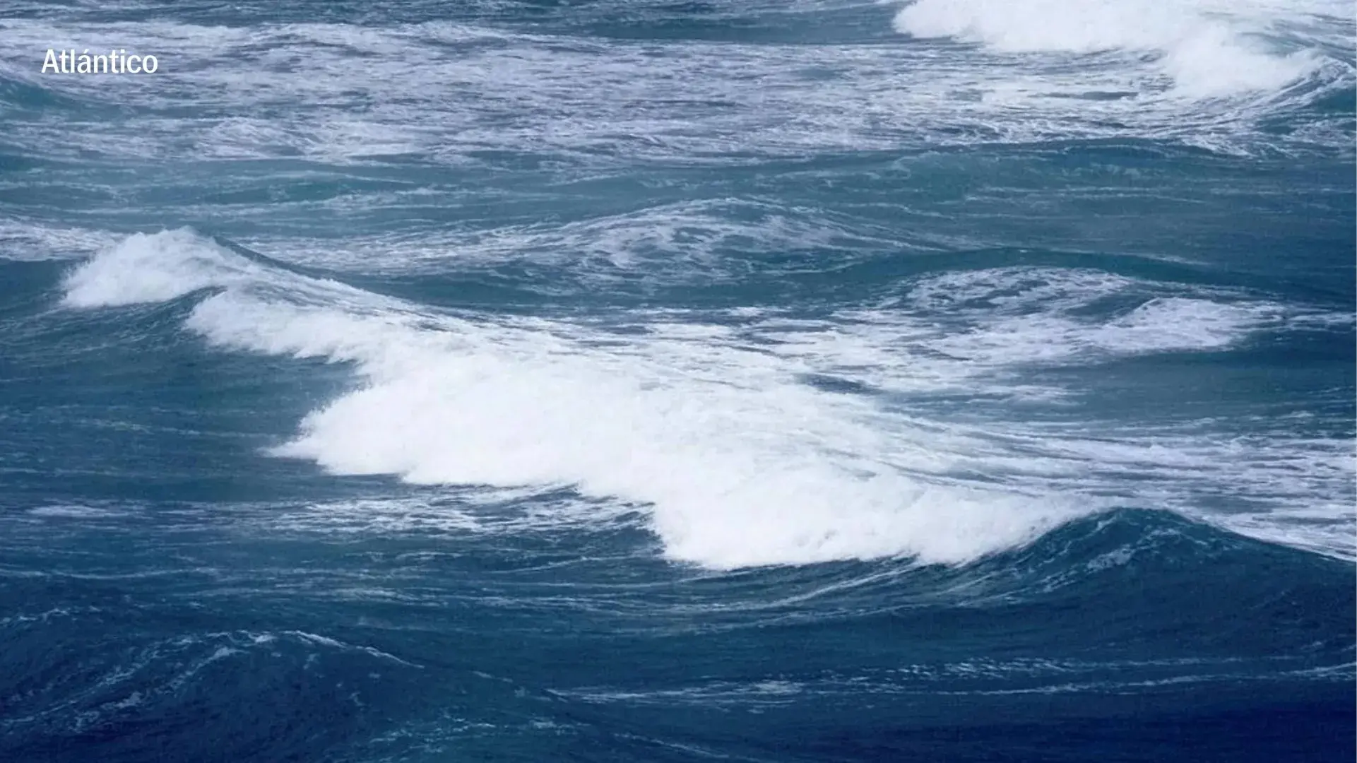 El mar Atlántico agitado, visto desde arriba, con la espuma de las olas.